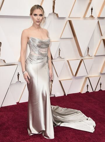 Scarlett Johansson, nominada al Oscar a la mejor actriz por 'Historia de un matrimonio'. La actriz deslumbró en la alfombra con un espectacular vestido plateado y con una gran cola.