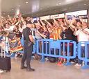 La afición arropa al Valencia en la despedida en el aeropuerto