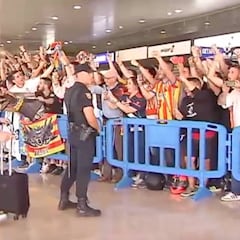 La afición arropa al Valencia en la despedida en el aeropuerto