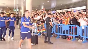 La afición arropa al Valencia en la despedida en el aeropuerto