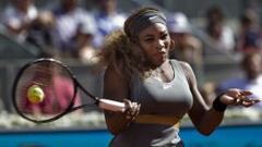 La estadounidense Serena Williams golpea la bola durante el partido frente a la suiza Belinda Bencic en la primera jornada del Mutua Open de Madrid. 