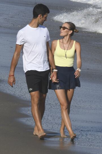 El tenista serbio, ganador del último Wimbledon, y su mujer Jelena Đoković disfrutan de unos días de descanso en la Costa del Sol española.