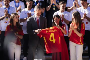 Los Reyes Felipe VI y Letizia; la Princesa Leonor y la Infanta Sofía, reciben a la Selección española, campeona de Europa, en el Palacio de La Zarzuela.