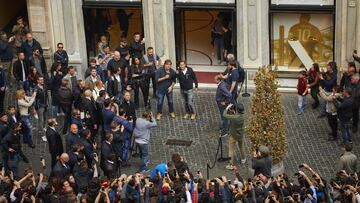 Multitudinaria presentación de las botas de Totti en Roma