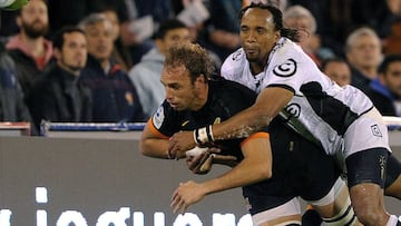 Odwa Ndungane tackles Leonardo Senatore during Saturday&#039;s Super Rugby match 