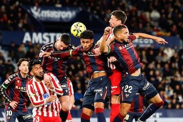 Los jugadores de ambos equipos durante una acción del encuentro. 