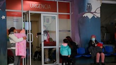 Santiago, 7 junio 2022.
Niños y niñas llegan a la urgencia del hospital Luis Calvo Mackenna. Suben los contagios de influenza y Sincicial afectando a niños y tercera edad.
Marcelo HernandezAton Chile