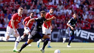 Matheus Cunha conduce el bal¨®n en el amistoso entre el Atl¨¦tico de Madrid y el Manchester United.