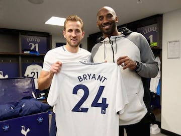 Messi, Ronaldinho y otros amigos de Kobe Bryant en el fútbol