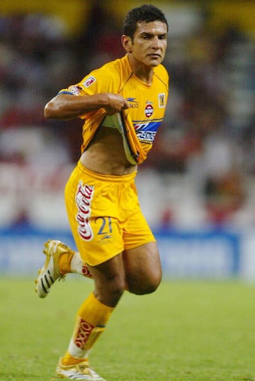 El entonces jugador de Tigres de la UANL vivía uno de los momentos más brillantes de su carrera previo a la Copa del Mundo Alemania 2006. ‘Jimmy’ formó parte del proceso de Ricardo La Volpe y, en febrero de 2005, marcó dos goles en la victoria sobre Costa Rica. 