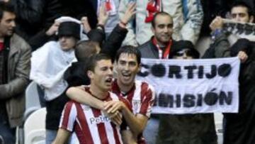 El centrocampista del Athletic de Bilbao &Oacute;scar De Marcos Arana celebra con su compa&ntilde;ero, Andoni Iraola (d) el gol marcado ante el Sevilla, el primero del equipo, durante el partido correspondiente a la und&eacute;cima jornada de Primera Divisi&oacute;n que ambos equipos disputan en el estadio de San Mam&eacute;s. 