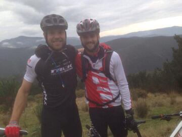 Nacho también practica otros deportes como la Mountain Bike. En la foto con Asier Illarramendi.  
