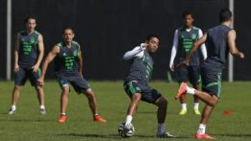 Andrés Guardado, Javier Hernández, Javier Aquino, Giovani Dos Santos y Héctor Moreno de la selección mexicana participan en una sesión entrenamiento de su equipo hoy, jueves 26 de junio de 2014, en el centro O Rei Pelé del club de fútbol Santos, en Santos (Brasil). México enfrentará a Holanda en un partido de octavos de final por el Mundial de fútbol Brasil 2014 en el Estadio Castelao de Fortaleza este domingo 29 de junio.