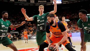 GRAFCVA8700. VALENCIA, 20/10/2019.- El pívot del Valencia Basket, Bojan Dubljevic(c), trata de vencer la defensa del Unicaja Málaga durante el partido de la quinta jornada de la Liga Endesa que disputan esta tarde en el pabellón Fuente San Luis. EFE/Kai Försterling