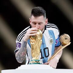 What photo does Inter Miami star Lionel Messi have as his WhatsApp profile picture?