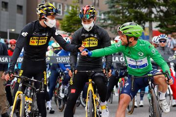 Wout van Aert del equipo Jumbo Visma choca los puños con Mark Cavendish del equipo Deceuninck Quickstep