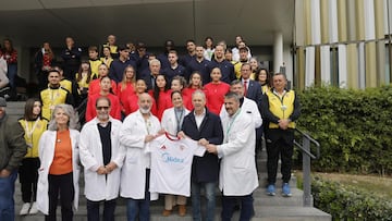 El Sevilla visitó el Hospital Virgen Macarena.