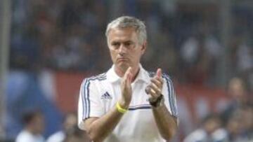 Mourinho aplaude una acción de sus jugadores en el partido ante el Inter.