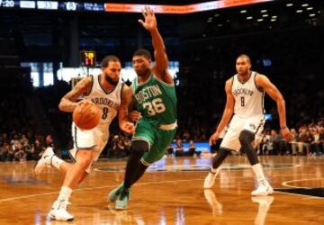 Deron Williams y Marcus Smart.