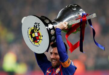 Messi displays the trophy to Camp Nou.