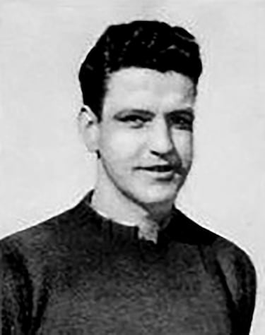 Enrique Martín Navarro, conocido como "Quique", fue un guardameta que defendió la portería del FC Barcelona entre 1943 y 1950, tras llegar desde el CD Castellón. Aunque su talento era indiscutible, la presencia de otros porteros como Velasco limitó sus oportunidades, y solo disputó 24 partidos oficiales con los azulgranas. En 1950, fichó por el Valencia CF, donde vivió una etapa más prolongada y estable, jugando durante siete temporadas y consolidándose como uno de los referentes bajo palos en Mestalla. Tras retirarse, se mantuvo vinculado al fútbol valenciano como entrenador y formador.