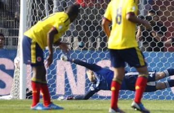 Futbol, Chile vs Colombia
Eliminatorias para Brasil 2014.
El jugador de la seleccion chilena Matias Fernandez, fuera de la foto, marca su gol contra Colombia durante el partido clasificatorio al mundial de Brasil 2014 disputado en el estadio Monumental en Santiago, Chile.