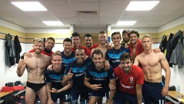 La foto publicada por Stuani cuenta con el protagonismo del posado 'erótico' de Clayton