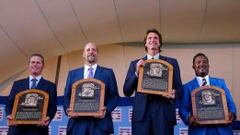 Los nuevos Hall of Famers del b&eacute;isbol. De izquierda a derecha, Craig Biggio,John Smoltz,Randy Johnson y Pedro Mart&iacute;nez posan con sus placas.