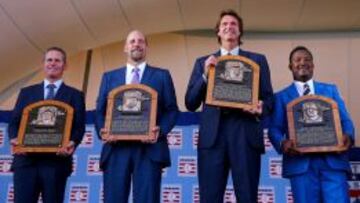 Los nuevos Hall of Famers del béisbol. De izquierda a derecha, Craig Biggio,John Smoltz,Randy Johnson y Pedro Martínez posan con sus placas.