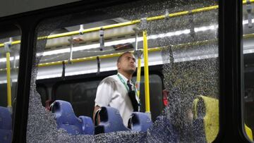 El autobús de periodistas fue atacado a pedradas