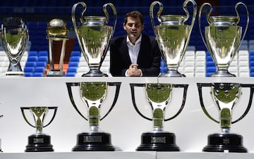 Anunció que se retiraba el 4 de agosto de 2020, después de estar fuera durante más de un año por un problema cardíaco. Casillas, de 39 años, también ganó la Eurocopa en dos ocasiones , con una carrera cargada de trofeos que incluyó más de 700 partidos con el Real Madrid.