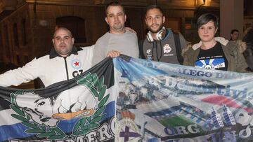 Florin Andone pos&oacute; junto a tres aficionados del Depor y sus banderas en la llegada del equipo al hotel de concentraci&oacute;n en Bilbao.