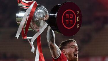 Athletic Bilbao's Spanish forward #10 Iker Muniain raises the trophy after winning the Spanish Copa del Rey (King's Cup) final football match between Athletic Club Bilbao and RCD Mallorca at La Cartuja stadium in Seville on April 6, 2024. (Photo by CRISTINA QUICLER / AFP)