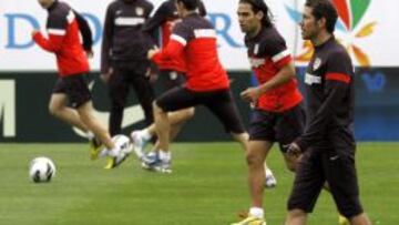 Simeone ensayó con Raúl García y Adrián en el equipo titular