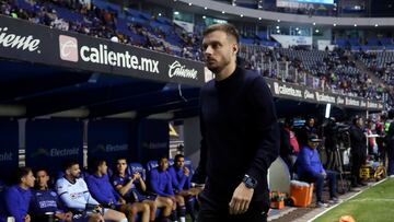 MEX4320. PUEBLA (MÉXICO), 12/04/2024.- El entrenador de Cruz Azul, Martín Anselmi, camina cerca de la banca este viernes, durante un partido por la jornada 15 del torneo Clausura 2024 de la Liga MX disputado entre Puebla y Cruz Azul en el estadio Cuauhtémoc, en Puebla (México). EFE/ Hilda Ríos