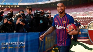 Kevin-Prince Boateng, durante su presentaci&oacute;n con el Barcelona.