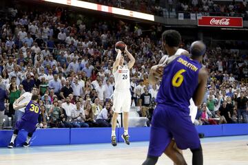 Jaycee Carroll lanza a canasta a 3 segundos del final consiguiendo el triple de la victoria.