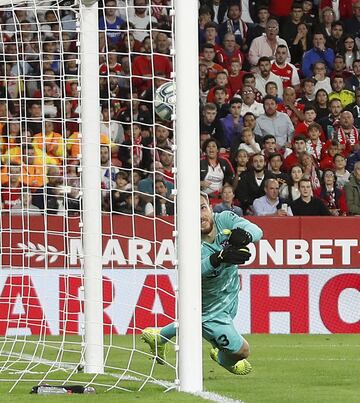 El jugador del Sevilla, Franco Vázquez, marca el 1-0 al Atlético de Madrid.