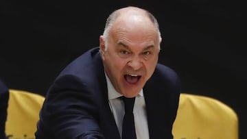 "Si alguien piensa que puede ganar o perder solo no jugará", asegura Pablo Laso, visiblemente enfadado tras la derrota del Madrid ante el Valencia