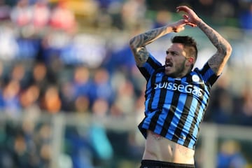 Mauricio Pinilla: Al aparecer en la U fue la joya del momento y así fue vendido con apenas 19 años al Inter de Milán con una proyección enorme... que nunca concretó. Así comenzó a deambular por una serie de clubes - pasó por siete distintos en siete años - hasta llegar a Italia, donde finalmente consiguió su lugar con Cagliari, Genoa y Atalanta, aunque nunca fue el goleador que prometía para la Roja.