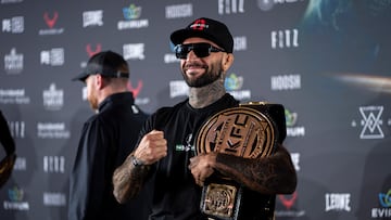 Franco Tenaglia con el cinturón de campeón de BKFC.