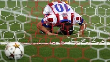 Arda Turan celebra el gol marcado, durante el partido de la segunda jornada de la fase de grupos de la Liga de Campeones que disputan esta noche en el estadio Vicente Calderón