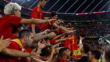 MÚNICH (ALEMANIA), 09/07/2024.- El guardameta de la selección española, Unai Emeri, regala su camiseta a los aficionados españoles celebrando su pase a la final tras derrotar a la selección de Francia durante el partido de semifinales de la Eurocopa de fútbol que España y Francia han disputado este martes en Múnich. EFE/JJ Guillen.