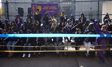 Un grupo de música de Brooklyn anima a los participantes de la carrera. 