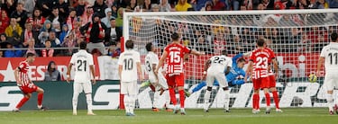 4-1. Póquer histórico de Taty Castellanos. Centro al área y el nueve del Girona mete la cabeza para sellar el cuarto gol.