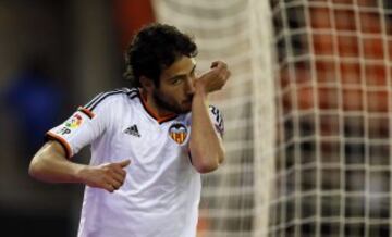 El centrocampista del Valencia Daniel Parejo celebra el gol marcado al Almería, durante el partido de la decimonovena jornada de Liga de Primera División.