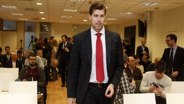 El presidente de la Real Federación Española de Atletismo, Raúl Chapado, antes de la partida del equipo español de atletismo a los Europeos de Belgrado.