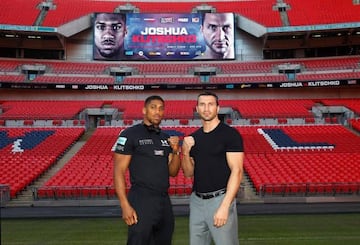 Anthony Joshua y Wladimir Klitschko posan en el estadio de Wembley donde se enfrentarán el 29 de abril.