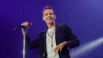 El cantante de Puerto Rico recibió de regalo la casaca de los 'Rojinegros' y no dudó en mostrarla felizmente.