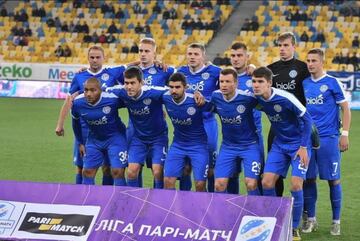 En 2016 subió al primer equipo del FC Dnipro Dnipropetrovsk.
Hizo su debut como futbolista profesional el 16 de octubre contra el FK Karpaty Lviv en un encuentro de la Liga Premier de Ucrania. 
Convirtiéndose así en uno de los cinco porteros más jóvenes en jugar en la primera división de Ucrania.